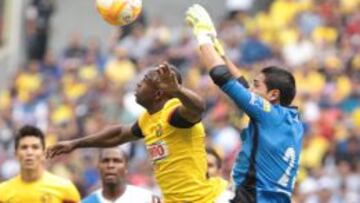 Christian Ben&iacute;tez disputa un bal&oacute;n durante un partido por la jornada 13 del Torneo Clausura en el Estadio Azteca de la Ciudad de M&eacute;xico.