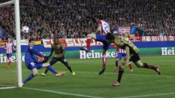 1-1. Kaká anota el gol del empate en un remate de cabeza.