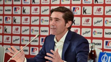 Marcelino, ante un espejo en el que se mira