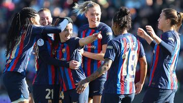 MÉRIDA, 22/01/2023.- La futbolista del FC Barcelona Aitana Bonmatí (3i) celebra con sus compañeros tras marcarle el 1-0 a la Real Sociedad, durante la final de la Supercopa de España de fútbol femenino, este domingo en el Estadio Romano José Fouto de Mérida. EFE/ Jero Morales
