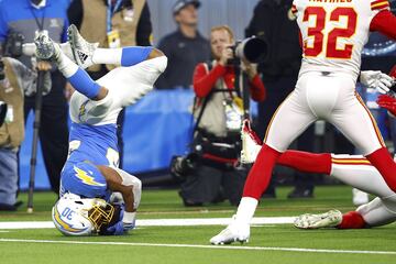 Los Kansas City Chiefs se impusieron en la madrugada del jueves 17 al viernes 18 a los Chargers en uno de los mejores partidos de lo que llevamos de temporada. El SoFi Stadium de Los Ángeles fue testigo de un duelo vibrante que se resolvió en la prórroga. En la imagen, una espectacular acción del 'charger' Austin Ekeler.