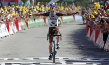 El francés Alexis Vuillermoz celebra celebra su victoria mientras cruza la línea de meta que pone fin a la octava etapa entre Rennes y el Muro de Bretaña (181.5 km).