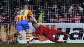 El portero del Valencia, Diego Alves, detiene un penalti del delantero esloveno del Ludogorets, Roman Bezjak.