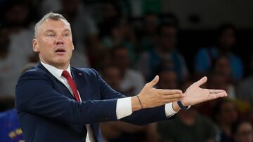 SEVILLA, 24/09/2022.- El entrenador del Barcelona, Sarunas Jasikevicius, durante el partido de las semifinales de la Supercopa de baloncesto ante el Joventud disputado este sábado en el pabellón de San Pablo, en Sevilla. EFE/José Manuel Vidal