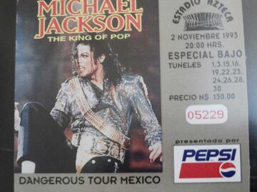 El Estadio Azteca, tan afín a los conciertos multitudinarios, también recibió a Michael Jackson, quien ofreció cinco conciertos para el público mexicano en 1993, en los que reunió, en sumatoria, a cerca de 500,000 personas. Jackson enamoró a nuestro país los días 29 y 30 de octubre, y el 2, 4 y 6 de noviembre de dicho año.