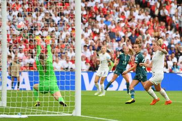 Lina Magull marca el 1-1 para Alemania.
