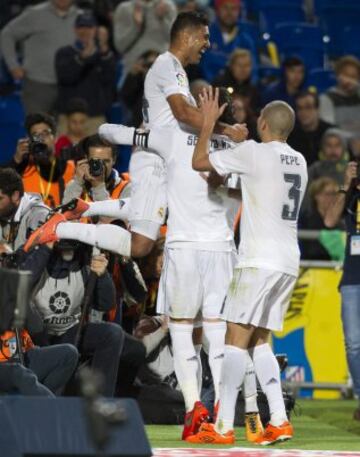 1-2. Casemiro celebró el tanto de la victoria.