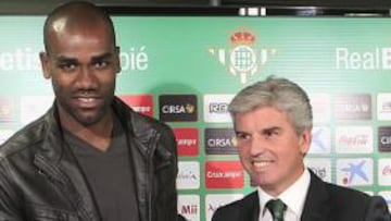 <b>EL ESTRENO. </b>Paulao, el día de su presentación con el presidente Miguel Guillén.