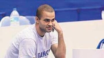 <b>RESIGNADO.</b>Parker viendo a sus compañeros en un entrenamiento.