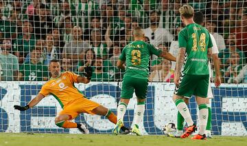 Se adelanta el cuadro de leyendas con una recuperaci¨®n en la frontal de Santi Cazorla que amag¨® a todo el mundo del Betis y hasta el propio Doblas para marcar un extraordinario gol con solo empujarla.