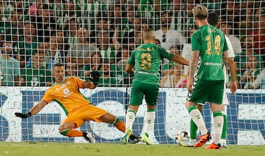 Se adelanta el cuadro de leyendas con una recuperación en la frontal de Santi Cazorla que amagó a todo el mundo del Betis y hasta el propio Doblas para marcar un extraordinario gol con solo empujarla.