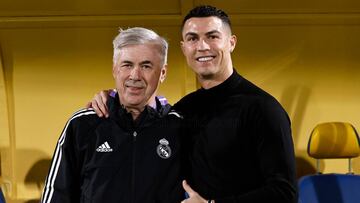 El jugador portugués, Cristiano Ronaldo, posa con su exentrenador en el Real Madrid, Carlo Ancelotti. 