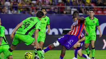 Oscar Haret Ortega (R) of Juarez fights for the ball with Bi Bolt (R) of San Luis during the 14th round match between Atletico San Luis and FC Juarez part of the Torneo Clausura 2024 Liga BBVA MX at Alfonso Lastras Stadium on April 07, 2024 in San Luis Potosi, Mexico.