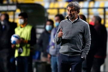 Futbol, Everton vs Jorge Wilstermann.
Fase de grupos, Copa Sudamericana 2022.
El entrenador de Jorge Wilstermann Miguel Ponce es fotografiado durante el partido del grupo D de la Copa Sudamericana contra Everton disputado en el estadio Sausalito de Vina del Mar, Chile.
05/03/2022
Andres Pina/Photosport

Football, Everton vs Jorge Wilstermann.
Group phase, 2022 Sudamericana Championship.
Jorge Wilstermann's head coach Miguel Ponce is seen during the group D match of the Copa Sudamericana Championship against Everton held at the Sausalito stadium in Vina del Mar, Chile.
05/03/2022
Andres Pina/Photosport