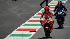 M&aacute;rquez delante de Maverick en el pit lane de Mugello.