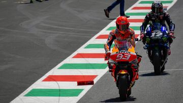 Márquez delante de Maverick en el pit lane de Mugello.