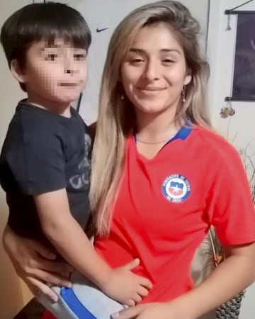 La chilena (22 años, Tocopilla), lateral zurda del Sevilla, es una madre luchadora. Tuvo que parar su carrera deportiva a los quince años al quedarse embarazada. Colgó las botas durante un año, pero ser madre adolescente no evitó que Toro se convirtiera en una de las jugadoras más destacadas de Chile. Su bebé nació en 2014 y, en 2016, ya jugaba en la máxima categoría del fútbol femenino chileno.