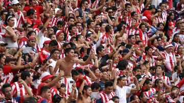 La afición festeja la salida de José Cardozo