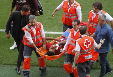 Fernández is carried off the field following his injury.
