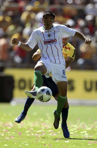 Debutó con Chivas el 11 de noviembre de 2011.