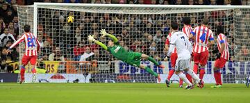 1 de diciembre de 2012. Partido de LaLiga entre el Real Madrid y el Atlético de Madrid en el Bernabéu (2-0). Cristiano Ronaldo marcó el 1-0 de falta directa. 