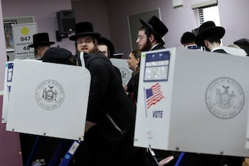 Miembros de la comunidad judía ortodoxa y otros residentes votan en un centro de votación el día de las elecciones en el distrito de Brooklyn de la ciudad de Nueva York, EE. UU.