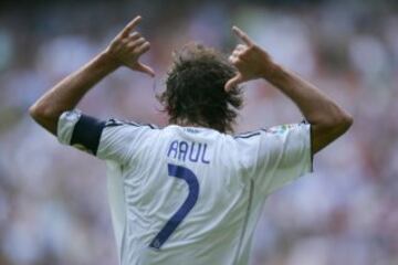 El 1 de octubre de 2006, Raúl, tras marcar un gol al Atlético, realizaría este gesto. Entraría dentro de las imágenes de la Liga...