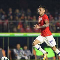 La inusual posición de Aránguiz en la barrera que se hizo viral