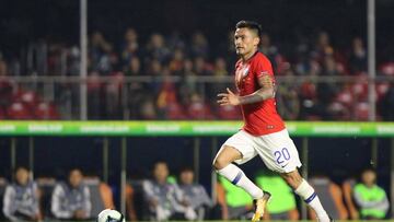 La inusual posición de Aránguiz en la barrera que se hizo viral