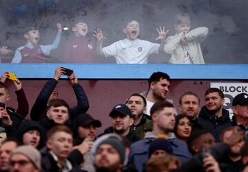 Jóvenes aficionados del Aston Villa disfrutan del encuentro frente al Tottenham Hotspur en Villa Park.