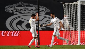 1-0. Karim Benzema celebró el primer gol con Eden Hazard.