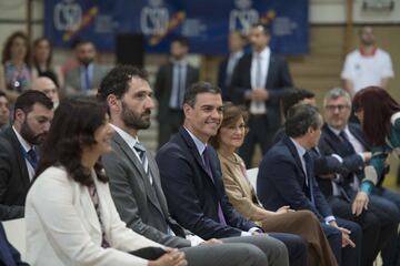 El presidente del Gobierno Pedro Sánchez, la Vicepresidenta Carmen Calvo, la Secretaria de Estado para el Deporte María José Rienda y el Presidente de la Federación Española de Baloncesto Jorge Garbajosa, durante el acto de despedida.