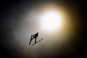 Thomas Diethart durante uno de sus saltos en el Torneo Cuatro Trampolines en Austria.