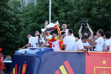 Los jugadores de la selección española celebran con los miles de aficionados que invaden las calles de Madrid el título de campeones de Europa. En la imagen, Dani Carvajal.

