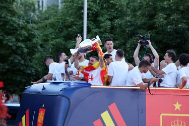 Los jugadores de la selección española celebran con los miles de aficionados que invaden las calles de Madrid el título de campeones de Europa. En la imagen, Dani Carvajal.

