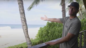 El surfista Shane Dorian señalando la ola de Pipeline desde la casa en primera línea de mar de Billabong en esta playa del North Shore hawaiano, la zona más famosa del mundo del surf.
