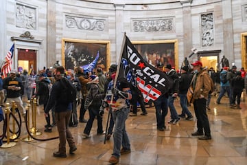 Los manifestantes pro-Trump irrumpieron en el Capitolio tras derribar 4 capas de vallas de seguridad, mostrando su inconformidad con los resultados de las elecciones presidenciales del 2020, mismas en las que el dem¨®crata, Joe Biden, le quit¨® la reelecci¨®n a Donald Trump, resultando el 46? Presidente electo de los Estados Unidos.