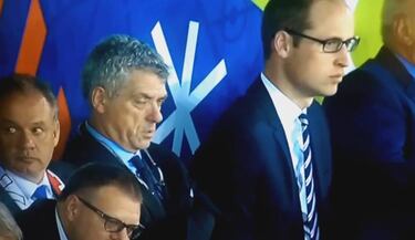 Villar se quedó dormido en el palco viendo a Inglaterra