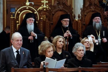 El rey emérito Juan Carlos I, Doña Sofía, la princesa Irene, la infanta Elena y la infanta Cristina durante el funeral de Constantino II de Grecia. 

 