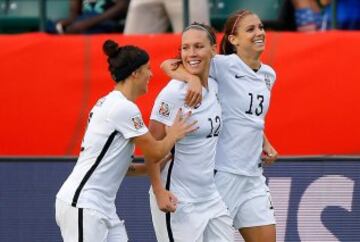 Alex Morgan (número 13) genera suspiros y aplausos dentro y fuera de las canchas.