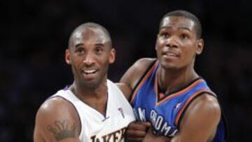 Kobe Bryant y Kevin Durant, durante un partido.