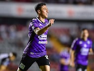 Andrés Montaño festeja un gol con el Mazatlán.