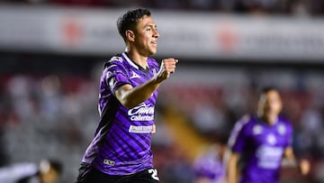 Andrés Montaño festeja un gol con el Mazatlán.
