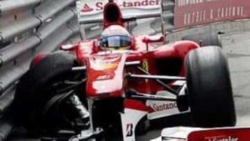 <b>UNA FAENA. </b>Un error de Fernando Alonso en los libres le hizo estrellarse con el Ferrari en las calles de Mónaco y luego no pudo tomar parte en la calificación.