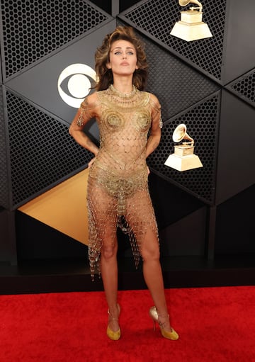 Miley Cyrus posa en la alfombra roja de los Grammys 2024 celebrados en el Crypto.com Arena situado en la ciudad de Los Ángeles, en California.