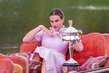 Aryna Sabalenka posa divertida junto al trofeo de campeona del Abierto de Australia montando en g¨®ndola.