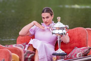 Aryna Sabalenka posa divertida junto al trofeo de campeona del Abierto de Australia montando en góndola.