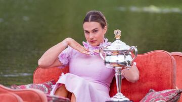 Aryna Sabalenka posa divertida junto al trofeo de campeona del Abierto de Australia montando en góndola.