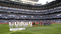 Los jugadores del Real Madrid y del Real Valladolid posan en el centro del campo antes del inicio del encuentro. 