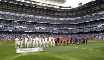 Los jugadores del Real Madrid y del Real Valladolid posan en el centro del campo antes del inicio del encuentro. 
